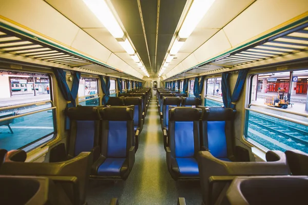 Interior de uma carruagem ferroviária italiana. Não há pessoas . — Fotografia de Stock