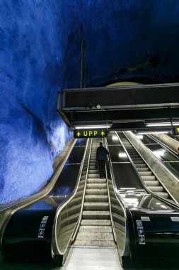 Stockholm, İsveç - 22 Mayıs, 2014. Stockholm yeraltı metro istasyonu T-Centralen - en güzel metro istasyonu biri 1957, 1975 yılında yapılan tasarım açıldı. Mavi çizgili, Merkez İstasyonu