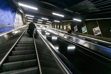 Stockholm, İsveç - 22 Mayıs, 2014. Stockholm yeraltı metro istasyonu T-Centralen - en güzel metro istasyonu biri 1957, 1975 yılında yapılan tasarım açıldı. Mavi çizgili, Merkez İstasyonu