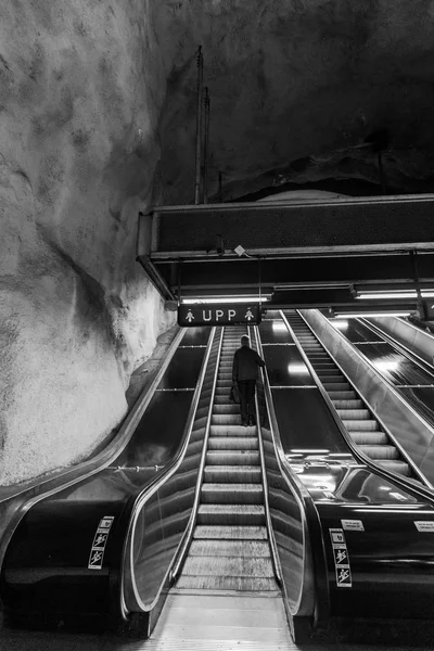 STOCKHOLM, SUECIA - 22 de mayo de 2014. Estación de metro de Estocolmo T-Centralen - una de las estaciones de metro más bellas, inaugurada en 1957, diseñada en 1975. Línea azul, estación central — Foto de Stock