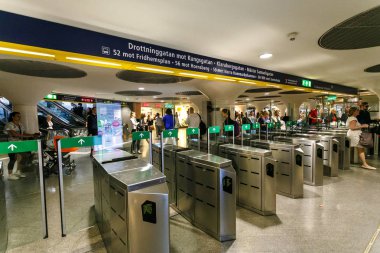 Stockholm, İsveç - 22 Mayıs, 2014. Stockholm yeraltı metro istasyonu T-Centralen - en güzel metro istasyonu biri 1957, 1975 yılında yapılan tasarım açıldı. Mavi çizgili, Merkez İstasyonu