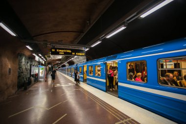 Stockholm, İsveç - 22 Mayıs, açık ve kapalı istasyonu platformu Merkezi Stockholm Sl taşıma sistemi olan Stockholmstockholm metro, İsveç, iç o almak için kalabalık 2014.Subway tren yolcu