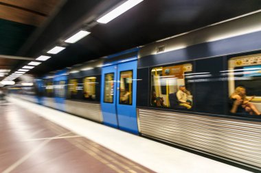 Stockholm, İsveç - 22 Mayıs, 2014.Blurred görünümü bir trenin bir metro istasyonu, Stockholm, İsveç