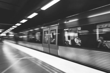 Stockholm, İsveç - 22 Mayıs, 2014.Blurred görünümü bir trenin bir metro istasyonu, Stockholm, İsveç