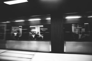 Stockholm, İsveç - 22 Mayıs, 2014.Blurred görünümü bir trenin bir metro istasyonu, Stockholm, İsveç