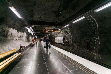 Stockholm, İsveç - 22 Mayıs, 2014.Passengers metro istasyonu platformunda bir tren bekliyor