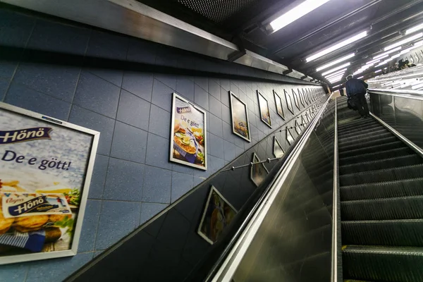 STOCKHOLM, SUECIA - 22 de mayo de 2014. Estación de metro de Estocolmo T-Centralen - una de las estaciones de metro más bellas, inaugurada en 1957, diseñada en 1975. Línea azul, estación central —  Fotos de Stock