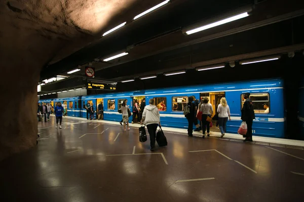 STOCKHOLM, SUECIA - 22 de mayo de 2014.Pasajeros del metro se apiñan para subir y bajar del centro de la plataforma de la estación del sistema de transporte Stockholm SL en StockholmEstocolmo, Suecia, Interior o —  Fotos de Stock