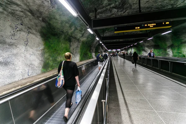 17 08 2013 - erstaunliche art metro, innenraum der station huvudsta, rolltreppe in der rock u-bahn, stockholm, schweden — Stockfoto