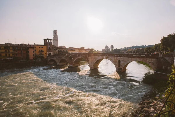 Verona, Itálie 11 července 2013: Řeky Adige pohled a St Peter most, Verona, Itálie. — Stock fotografie