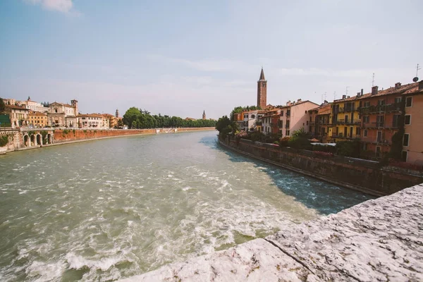 Verona, Italia 11 de julio de 2013: Colorida vista panorámica de Verona y el río Adigio, Italia . — Foto de Stock