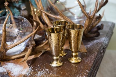 Noel dekorasyon dekor üç altın şarap gözlük olmadan yapay kar ahşap bir tabloda içkiler