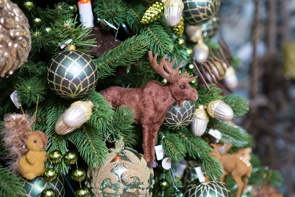 Decoraciones navideñas y un alce de juguete — Foto de Stock
