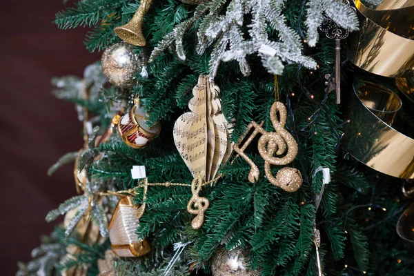 Decoraciones navideñas en hojas de música — Foto de Stock