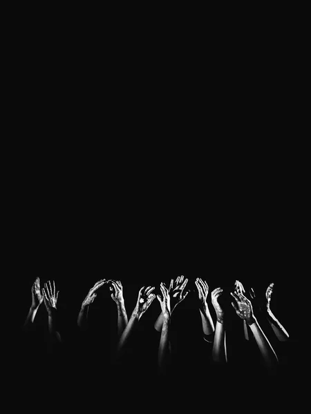 Afiş sosyal kavramı. korku, umut, mücadele ve yardım için bir istek simgeleyen siyah bir zemin üzerine kaldırdı boya eller. Metin, telif hakkı için bir yer — Stok fotoğraf