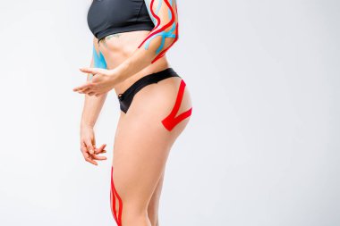 Spor tıp kavramı, tedavi sonrası yaralanma Kinesiyoloji teyp, kas ve tendon cilt üzerinde yapışkan bant. Güzel kadın yüzü beyaz izole arka planda olmayan