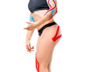 Spor tıp kavramı, tedavi sonrası yaralanma Kinesiyoloji teyp, kas ve tendon cilt üzerinde yapışkan bant. Güzel kadın yüzü beyaz izole arka planda olmayan