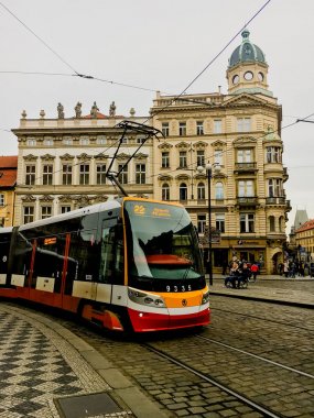 Çek Cumhuriyeti, Prag 26 Aralık 2017: Eski Şehir Meydanı'nda şehir ulaşım tramvay