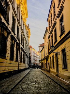 Çek Cumhuriyeti, Prag 26 Aralık 2017: boş sokak ile bsuuchatka ve sonunda kişilik bir kalabalık