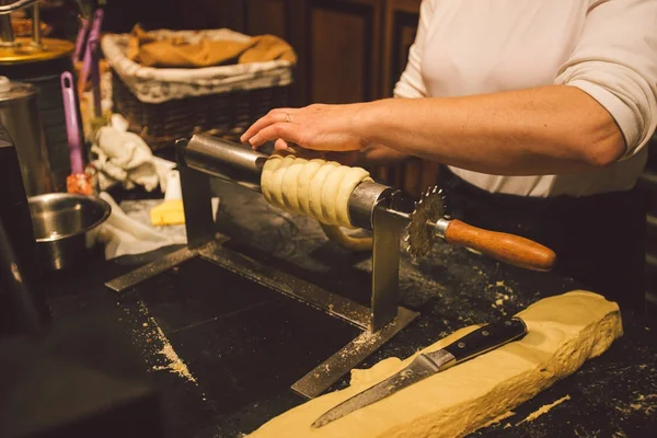 Rukou ženské baker vařit trdelník nebo Trdlo národní léčbě v České republice v zimě — Stock fotografie