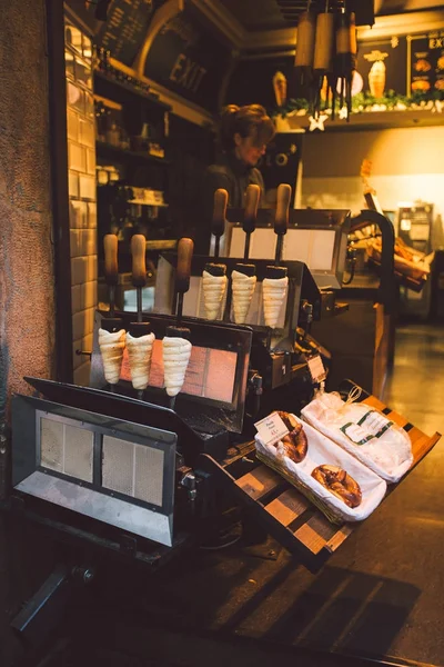 Traditionell snabbmat av landet Tjeckien. Förbereder för Trdelnik - traditionella tjeckiska bageri. Tjeckiska sött bakverk kallas Trdlo. Trdelnik bakning på gatan marknaden i Prag — Stockfoto