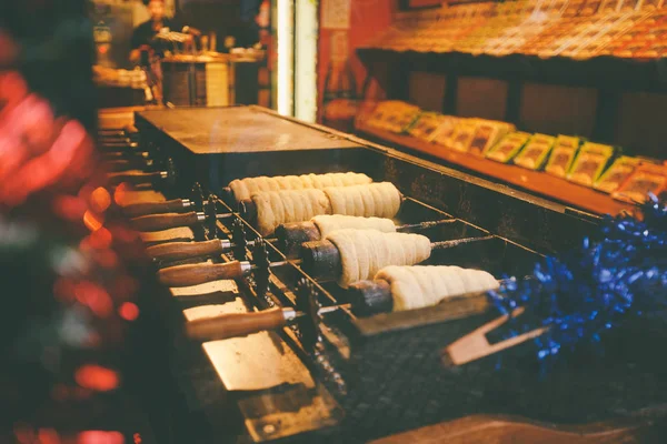 Traditionell snabbmat av landet Tjeckien. Förbereder för Trdelnik - traditionella tjeckiska bageri. Tjeckiska sött bakverk kallas Trdlo. Trdelnik bakning på gatan i Prag — Stockfoto