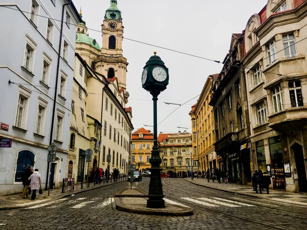 República Checa, Praga diciembre 26, 2017: una multitud de personas en la antigua plaza — Foto de Stock
