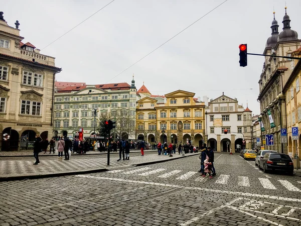 República Checa, Praga diciembre 26, 2017: una multitud de personas en la antigua plaza —  Fotos de Stock