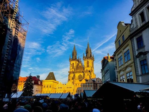 República Checa, Praga diciembre 26, 2017: una multitud de personas en la plaza cerca del castillo para Navidad cerca del mercado —  Fotos de Stock