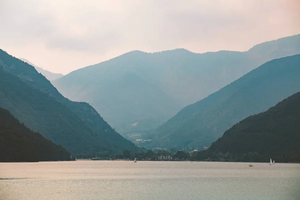 曇りの天候で山湖 lago di 夏のイタリア ビュー — ストック写真