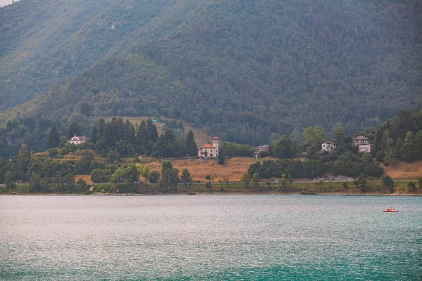 Italia vedere la un lac de munte lago di vară în vreme tulbure — Fotografie, imagine de stoc