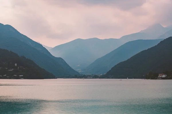 흐린 날씨에 산 호수 라고 디 여름 이탈리아 보기 — 스톡 사진