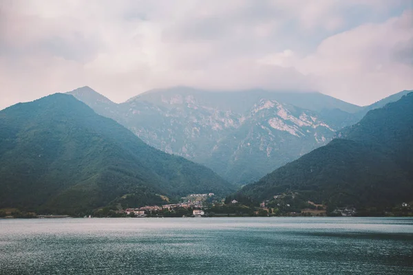 Italia vista de un lago de montaña de verano en tiempo nublado — Foto de Stock