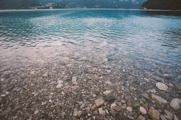 Италия вид на дно пляжного горного озера Лаго-ди-Лето в пасмурную погоду — стоковое фото