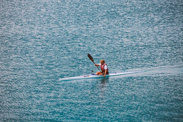 Olaszország Lago di Ledro-tóra július 16., 2013. Női sportoló részt evezős kajak — Stock Fotó