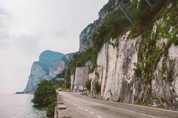 沿着意大利加尔达湖的一条风景秀丽的公路行驶。夏季时间。欧洲度假、生活、生活方式、建筑学和旅行概念 — 图库照片