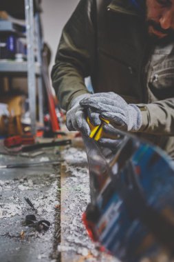 Erkek işçi yüzey Kayak kayar taş, Kayak hizmet atölye çalışmasında, keskinleştirme kenar tamir. bir dağ bir kenar, keskinleştirme bireysel aracı tarafından kayaklar. Tema Kayak kaldırıma onarım