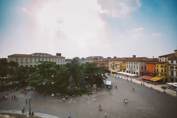 Verona, Italia 11 de julio de 2013: El Verona Arena Arena di Verona es un anfiteatro romano en Piazza Bra en Verona, Italia construido en el siglo I. — Foto de Stock