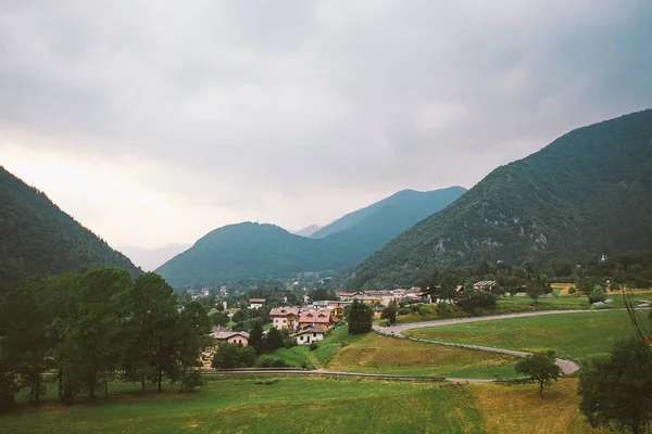 北イタリア、ガルダ湖近くの典型的な村の近くの山の中の曲がりくねった狭いアスファルトの道路 — ストック写真