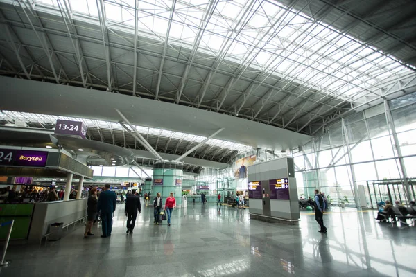 2014年5月15日乌克兰内陆国际机场 kbp-: 飞机起飞的新航站楼。航空旅行和旅游业的题目 — 图库照片