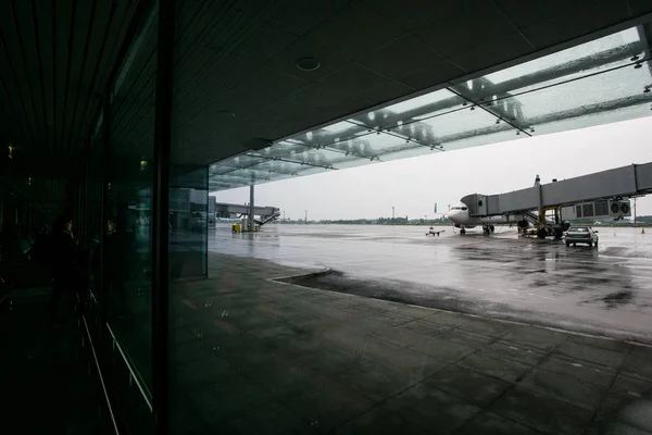 15 Maio, 2014 Ucrânia aeroporto internacional Borispol: Um novo terminal para a partida de aeronaves. O avião está a ser preparado para a partida. Passageiros a embarcar na vista através da janela do terminal . — Fotografia de Stock