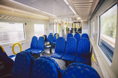 İç Bölgesel tren İsveç'te mavi koltuk içinde. Taşıma ve demiryolu kavramı