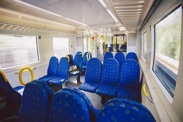 Interior dentro do assento de azul em um trem regional na Suécia. Conceito de transporte e caminho de ferro — Fotografia de Stock