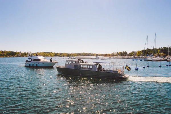 17 April 2014. Kota Nynashamn di Swedia. The tanggul dari Laut Baltik. Berth, parkir dan perahu, kapal — Stok Foto