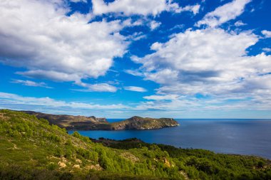 Panoramik deniz ve dağlar, kayalık ve dağlık arazi üzerinde sahil, Costa Brava, Akdeniz'de İspanya, Cadaques şehir için yolda Catalonia. Yaz aylarında hava ile