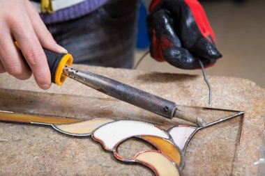 Vitray maker Hediyelik eşya ile çalışır