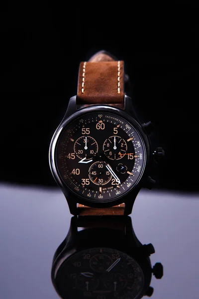 Montre expédition flèche avec bracelet en cuir brun — Photo