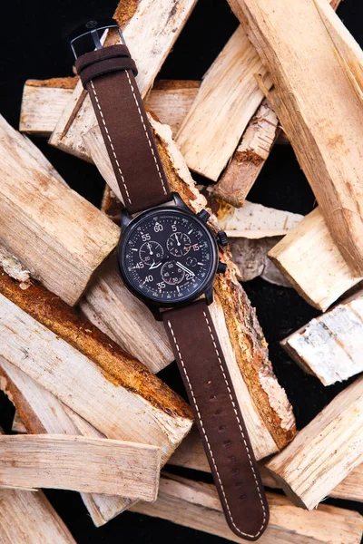 Pulseira de couro marrom dos homens relógio de pulso na madeira . — Fotografia de Stock