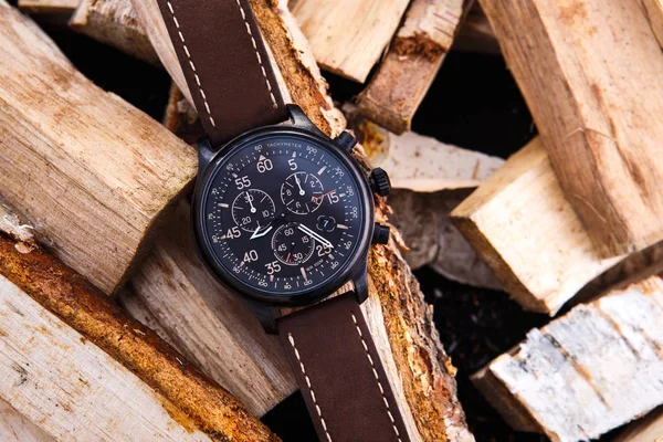 Pulseira de couro marrom dos homens relógio de pulso na madeira . — Fotografia de Stock