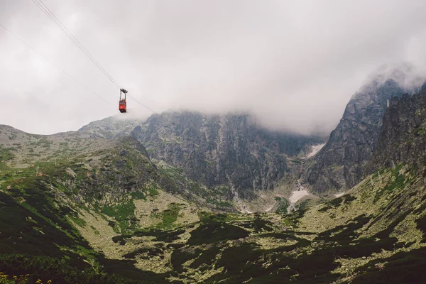 Alta Tatras en Eslovaquia en verano, vista de las montañas, montañas de la casa en el fondo — Foto de Stock